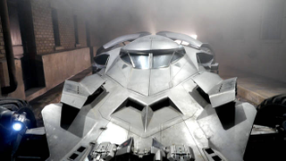 Illustration for article titled Nuevas imágenes revelan al detalle el Batmobile de Batman v Superman